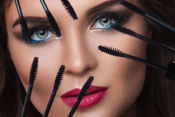 Young woman applying mascara — Stock Photo, Image