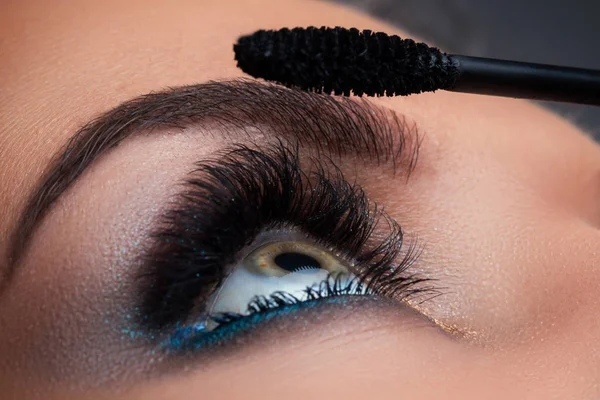 Vrouwelijke oog met mascara borstel — Stockfoto