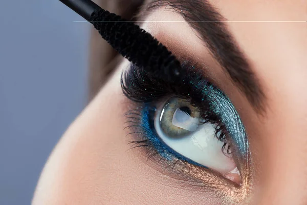 Weibliches Auge mit Wimperntusche — Stockfoto