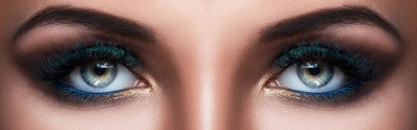 Ojos femeninos con hermoso maquillaje —  Fotos de Stock
