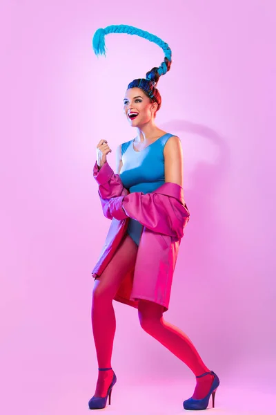 Mujer con estilo en ropa colorida — Foto de Stock