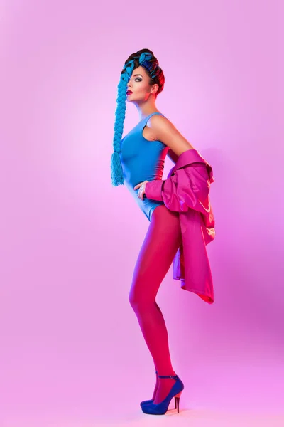 Mujer con estilo en ropa colorida — Foto de Stock