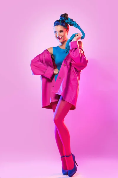 A színes ruhák, stílusos nő — Stock Fotó