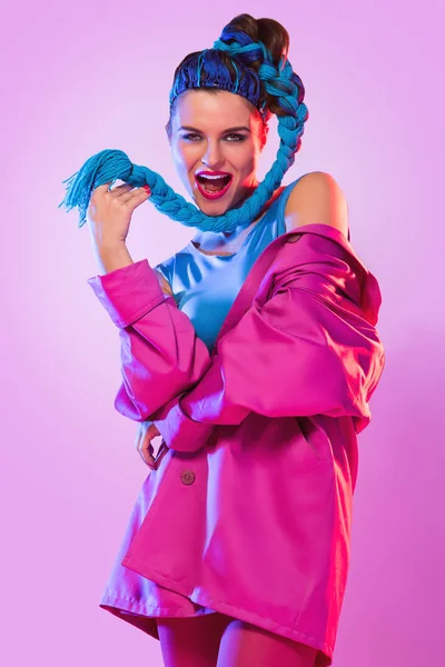 Mulher elegante em roupas coloridas — Fotografia de Stock