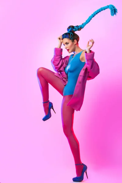Mujer con estilo en ropa colorida — Foto de Stock