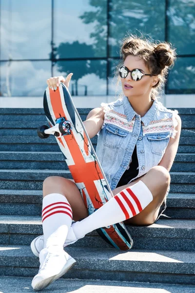 Stilvolles Mädchen mit Skateboard — Stockfoto