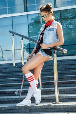 Kaykaylı Şık Kız 