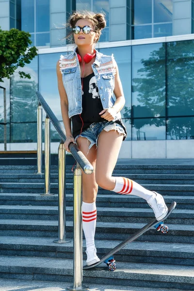 Stylová dívka s skateboardem — Stock fotografie