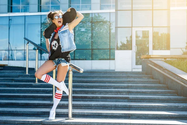 Snygg tjej med skateboard — Stockfoto