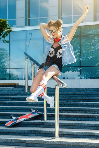 Stylová dívka s skateboardem — Stock fotografie