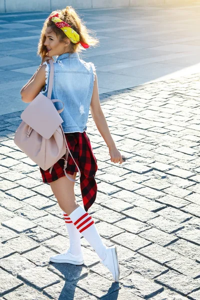 Elegante chica adolescente con mochila — Foto de Stock
