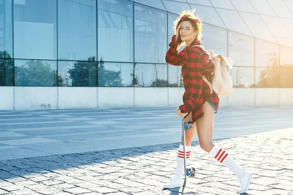 스케이트보드를 든 세련 된 소녀 — 스톡 사진