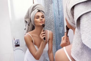 Kafasında havlu olan güzel bir kadın.