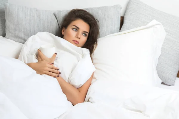 Mulher doente sob cobertor — Fotografia de Stock