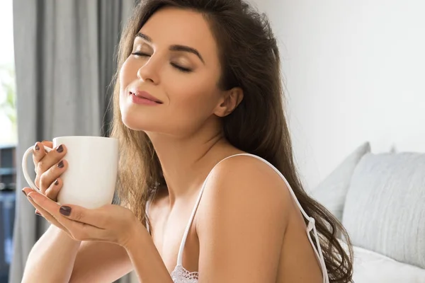 Mulher bebendo café no quarto — Fotografia de Stock