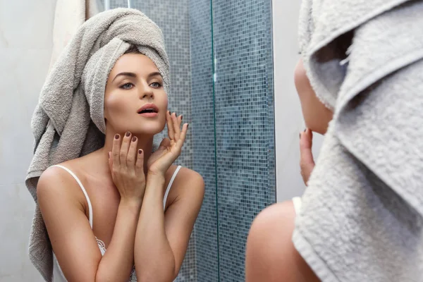 Mooie vrouw met handdoek op hoofd — Stockfoto