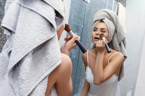 Hermosa mujer con toalla en la cabeza — Foto de Stock