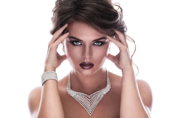 Magnifique femme portant de beaux bijoux — Photo