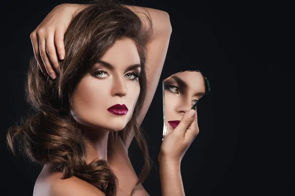 Vacker kvinna med skärvor av spegel — Stockfoto