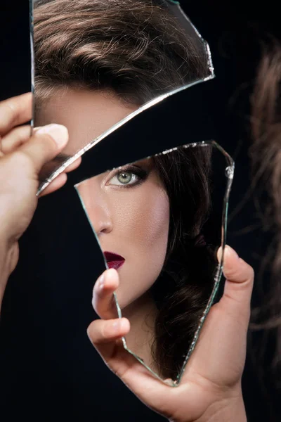 Kobieta patrząca w lustro — Zdjęcie stockowe