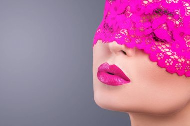 zarif pembe gözleri bağlı olan kadın