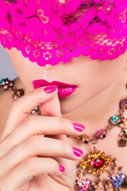 Kadın pembe göz bağı ile 