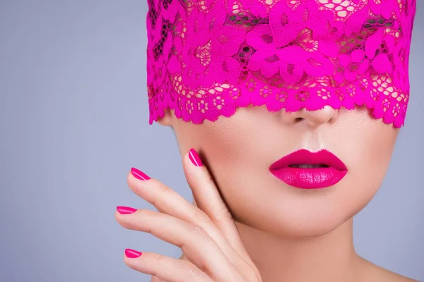 Vrouw met elegante roze blinddoek — Stockfoto