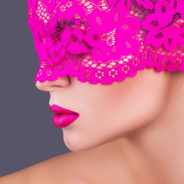Frau mit eleganter rosa Augenbinde — Stockfoto