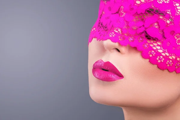 Vrouw met elegante roze blinddoek — Stockfoto