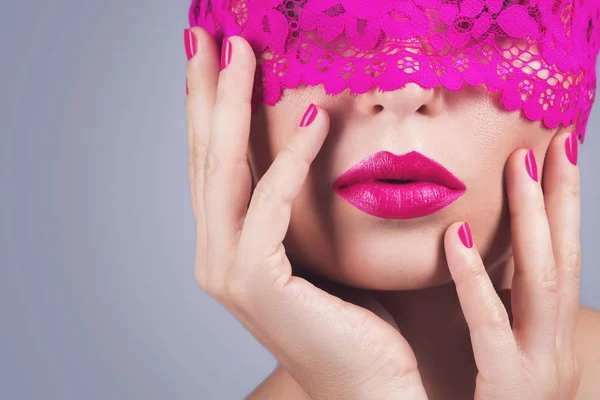 Mujer con elegante venda rosa —  Fotos de Stock