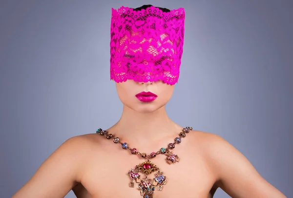 Vrouw met blinddoek roze — Stockfoto