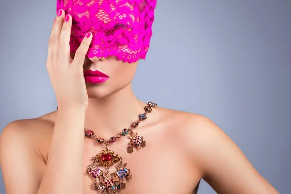 Vrouw met blinddoek roze — Stockfoto