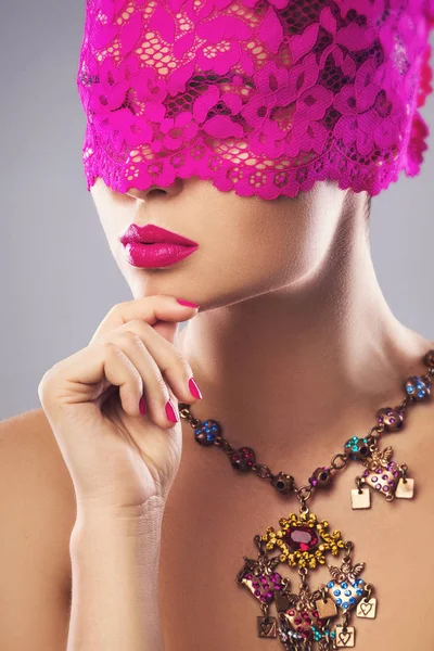 Vrouw met blinddoek roze — Stockfoto