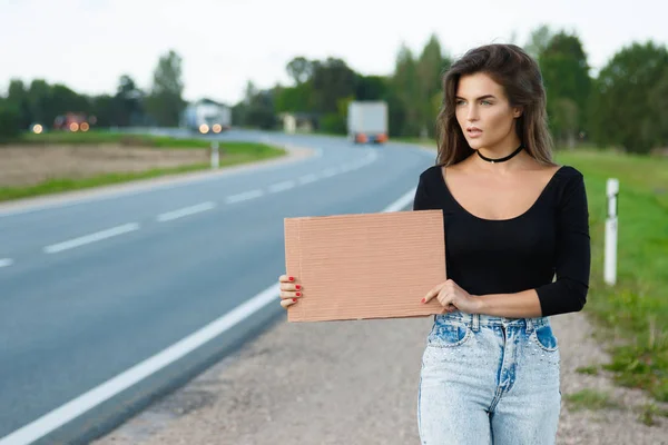 Молода жінка на дорозі — стокове фото