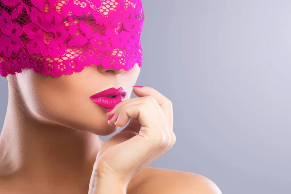 Kobieta z eleganckich różowe zawiązanymi oczami — Zdjęcie stockowe