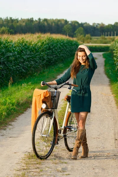 Žena s kolo na venkovské silnici — Stock fotografie