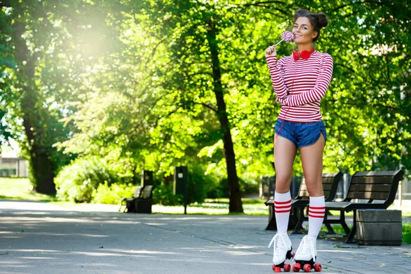 Jonge vrouw op skates — Stockfoto