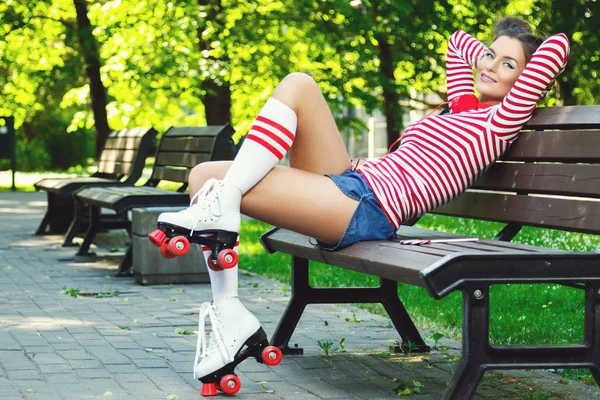 에 젊은 여자 roller-skates — 스톡 사진