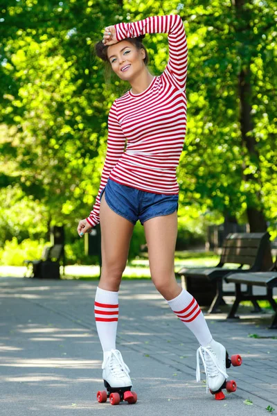 Mujer joven en patines —  Fotos de Stock