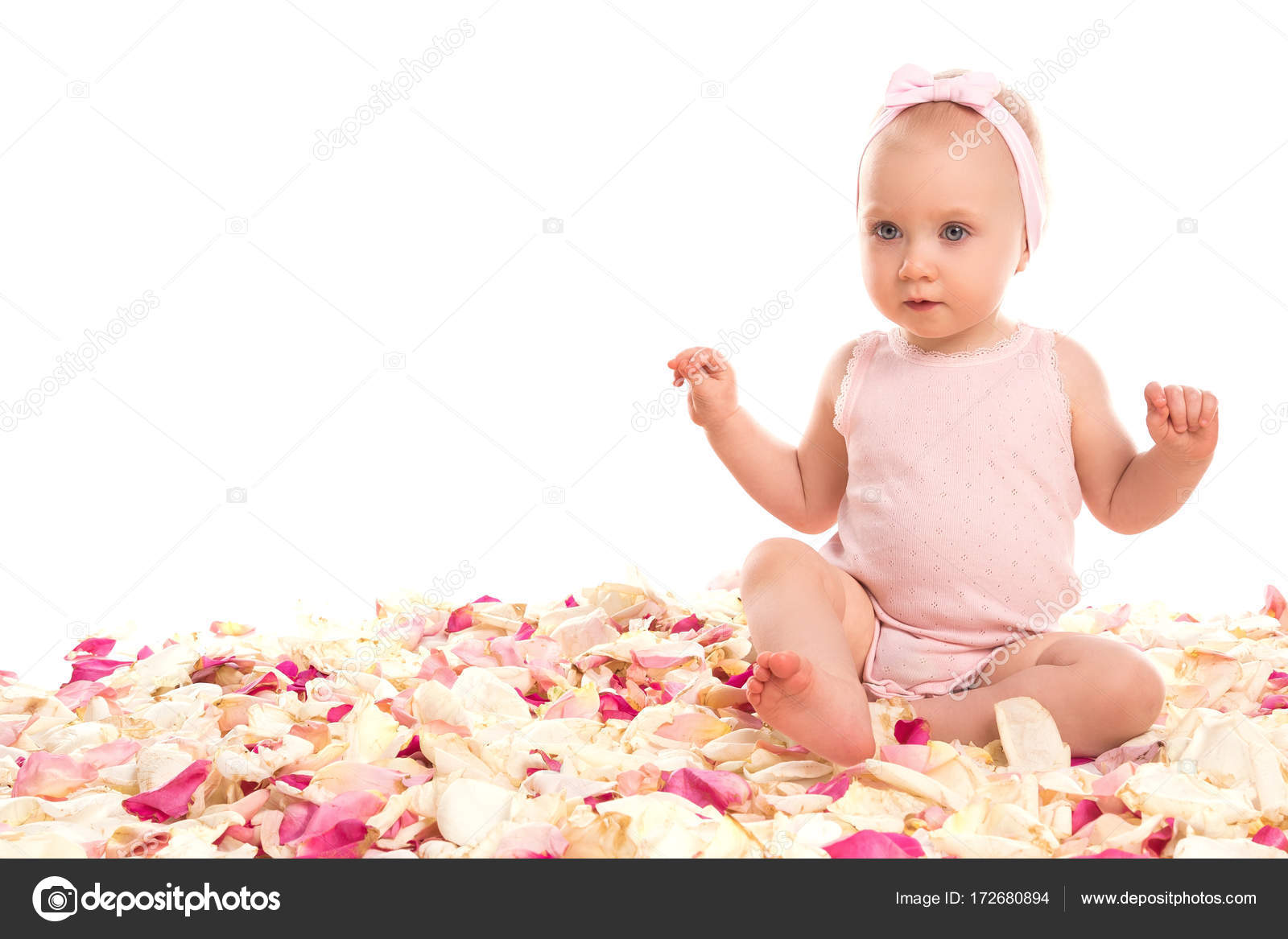 Bebe Fille Mignonne Avec Petales De Rose Image Libre De Droit Par Ay Photo C