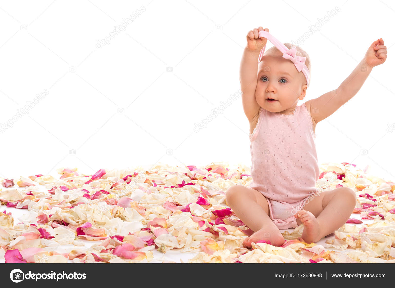 Bebe Fille Mignonne Avec Petales De Rose Image Libre De Droit Par Ay Photo C