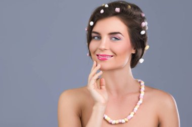 hatmi yapılan saç modeli olan kadın