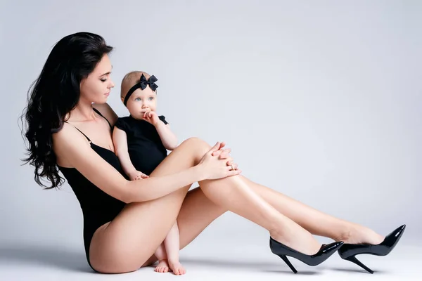 Genç anne ve küçük kızı — Stok fotoğraf