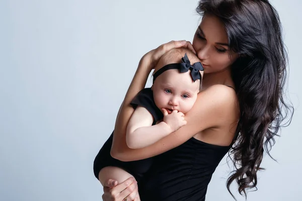 Jovem mãe e pequena filha — Fotografia de Stock