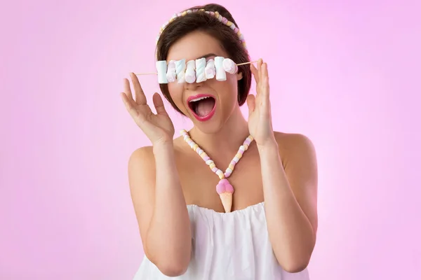 Krásná žena s marshmallows — Stock fotografie
