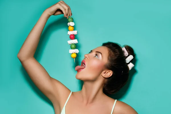 Kobieta z słodkie cukierki na szpikulec — Zdjęcie stockowe