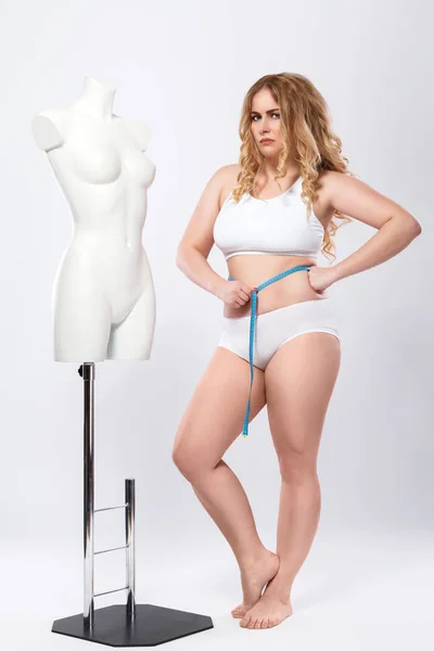 여자 체중 감량의 진행과 함께 행복 하지 않다 — 스톡 사진