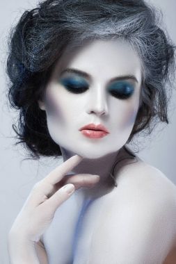 Beyaz vücut sanatı olan kadın 