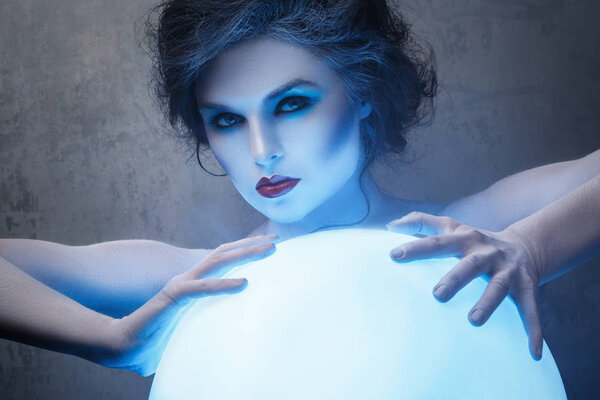 Женщина с творческим макияжем  