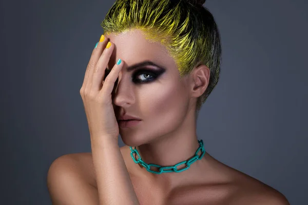 Menina elegante com cabelo amarelo — Fotografia de Stock